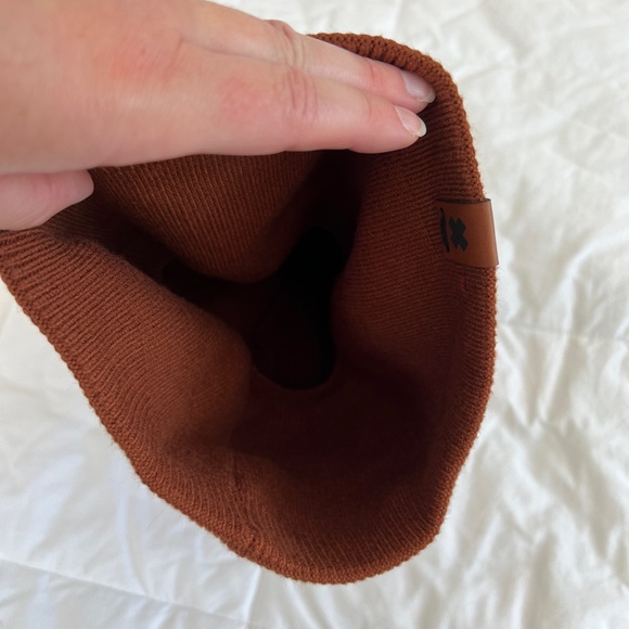 🍁🖤🎄 Warm Copper Brown Beanie with Black Pom 🍁🖤🎄 - Picture 3 of 3